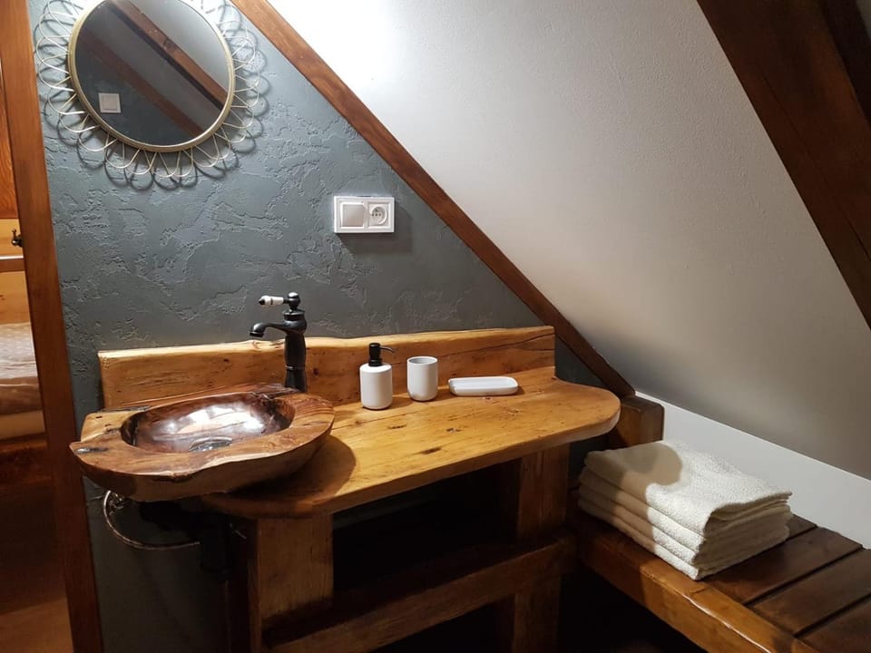 Bathroom, towels