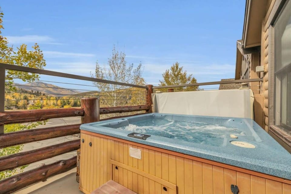 Luxurious 2BDR in Deer Valley with Hot Tub House in Park City