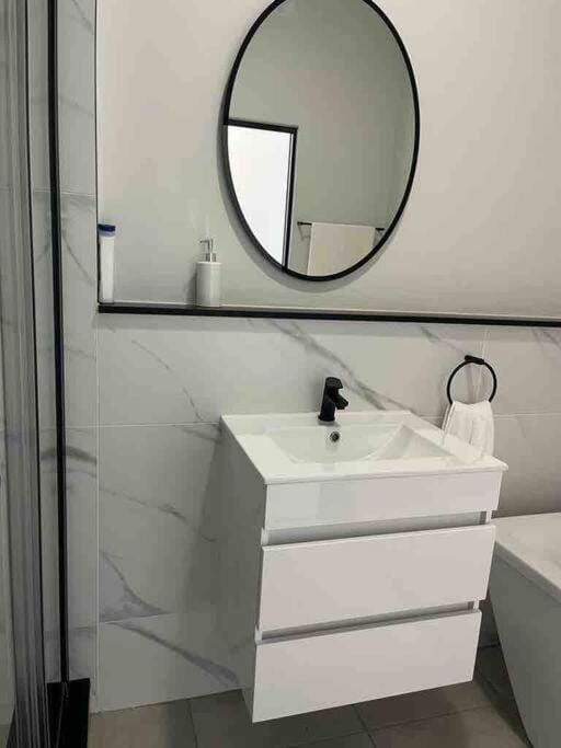 Executive Penthouse in Midrand, Waterfall City - Fast WiFI and Secure Parking - 3 Elizabeth Place Apartment in Sandton