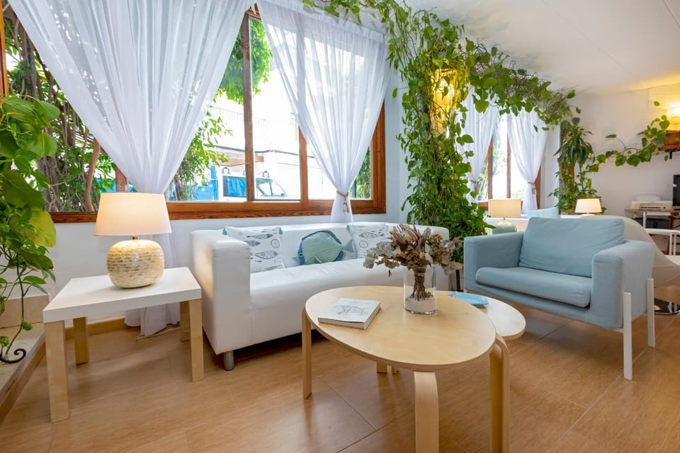 Communal lounge/ TV room, Living room, Lounge or bar