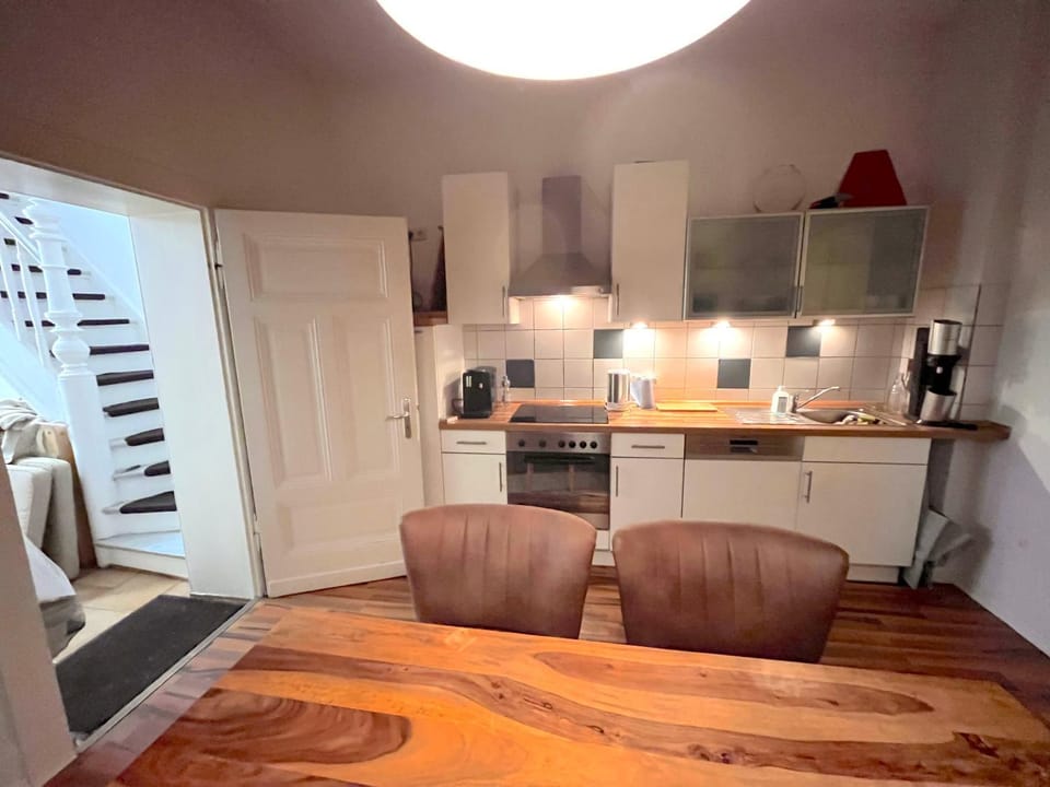 Kitchen or kitchenette, Dining area, minibar, pet friendly, stove, toaster