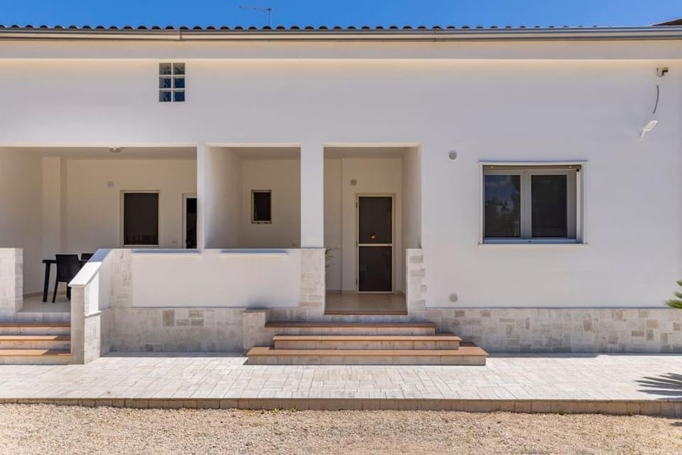 Property building, Facade/entrance, Day
