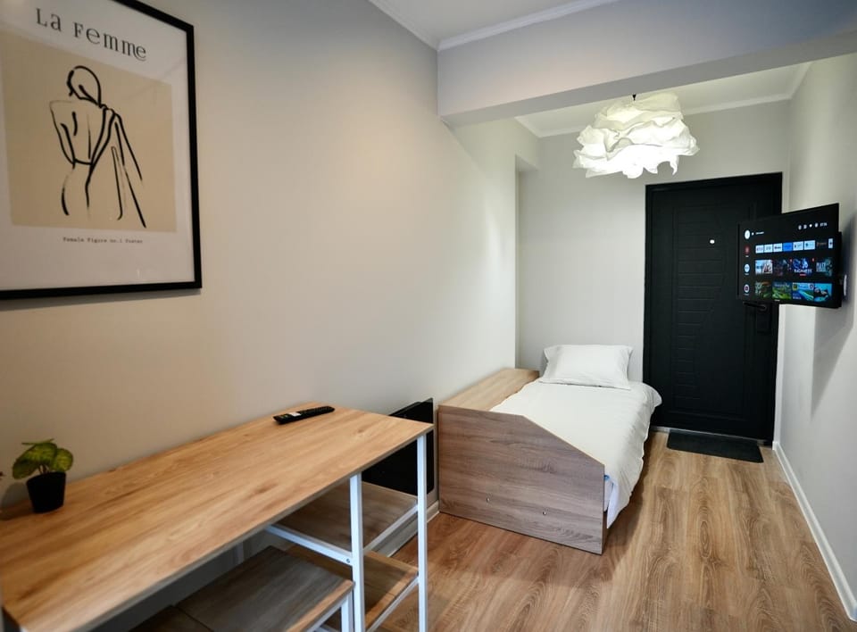 Bed, TV and multimedia, Photo of the whole room, Bedroom, hair dresser