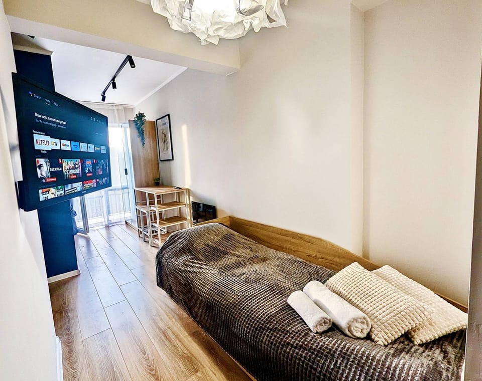 Bed, TV and multimedia, Living room, Photo of the whole room, Seating area, Bedroom, towels