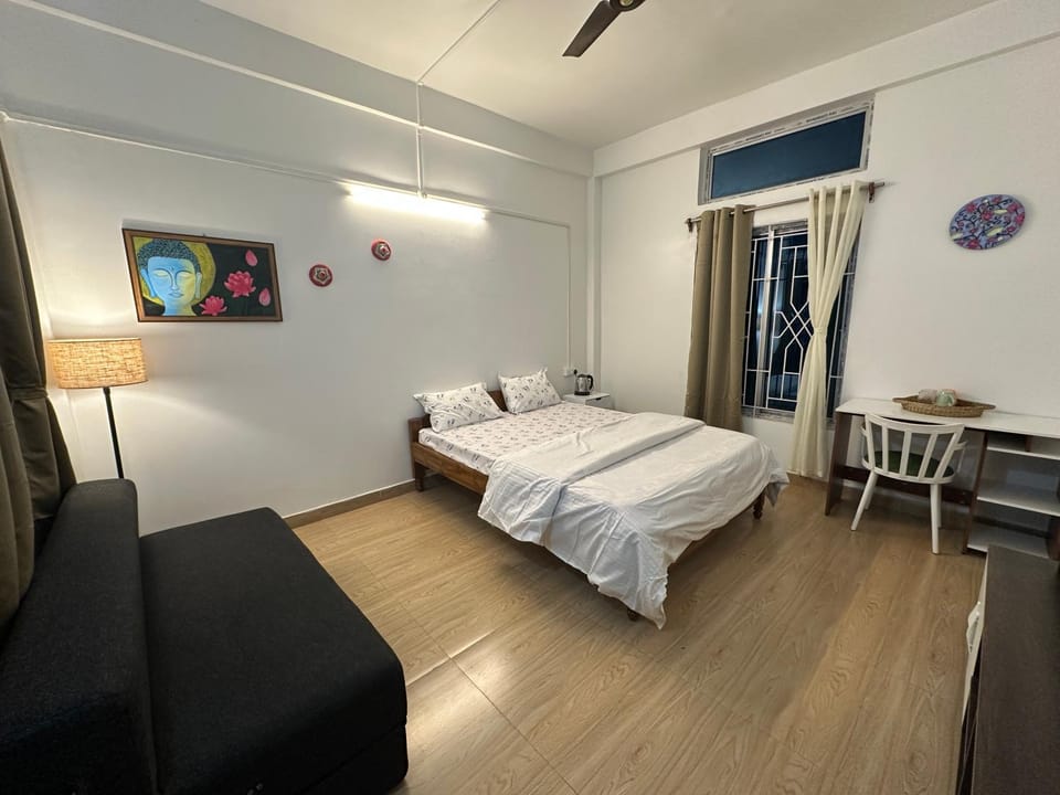 TV and multimedia, Photo of the whole room, Seating area, Bedroom