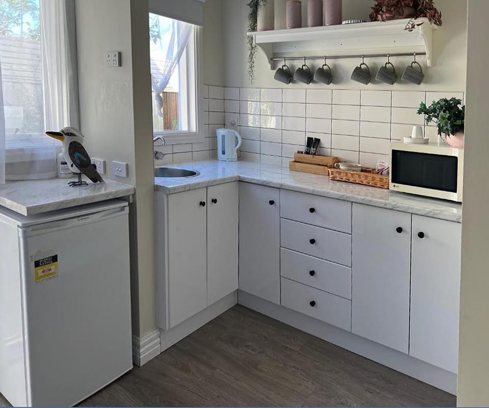 Kitchen or kitchenette, minibar