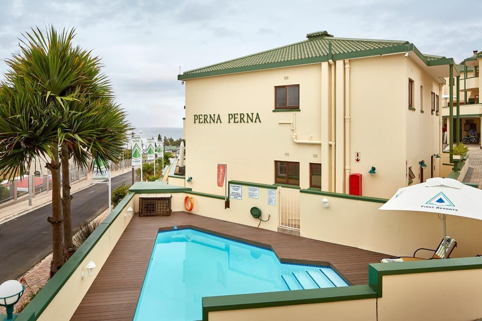 Day, Swimming pool, sunbed