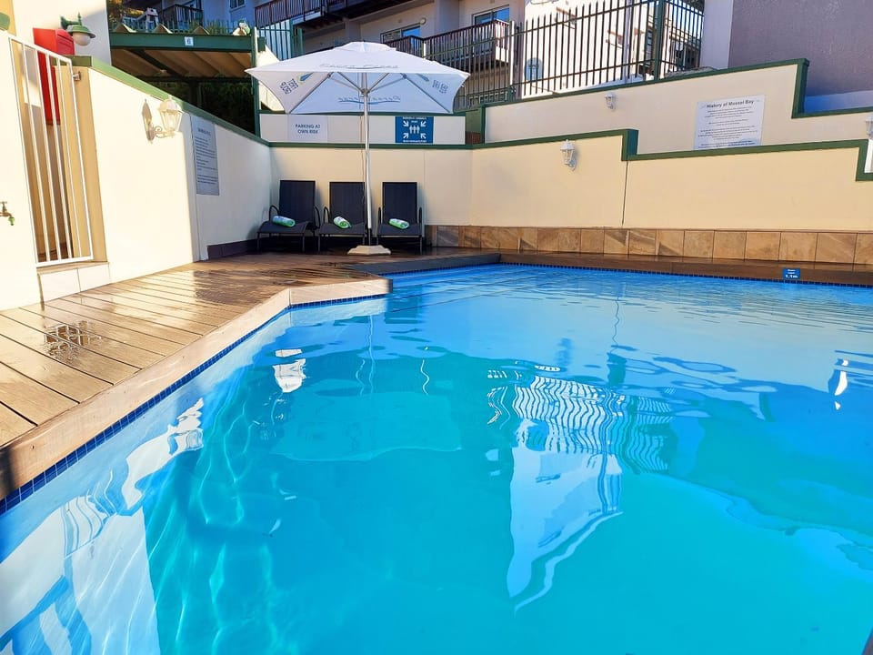 Day, Swimming pool, sunbed
