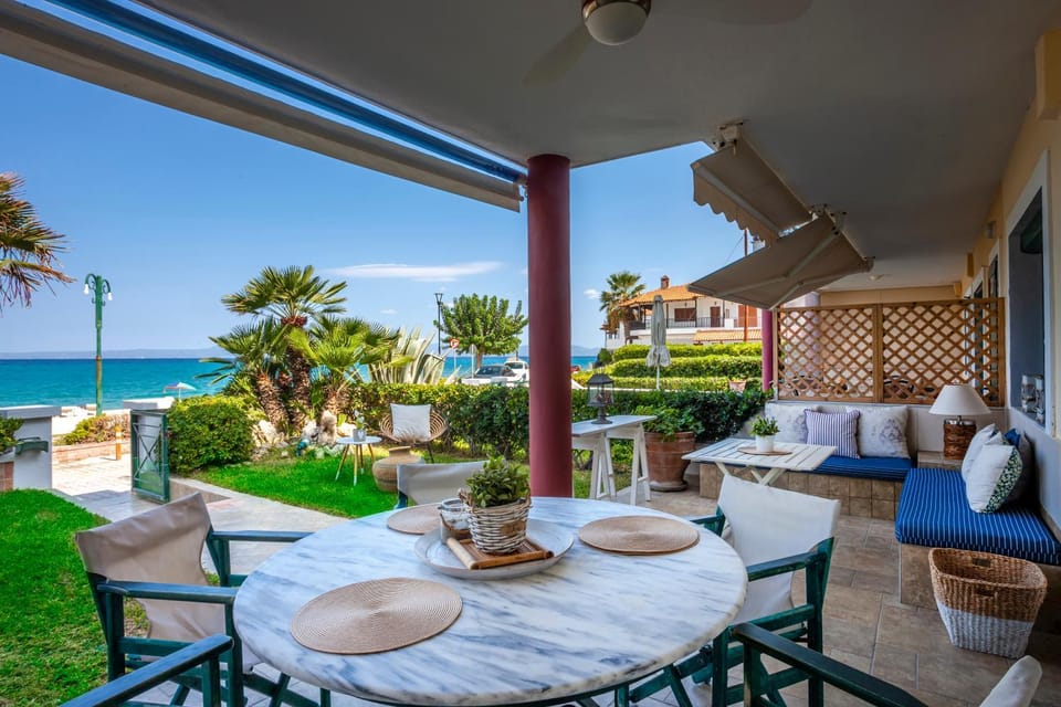Garden, Seating area, Dining area, Sea view