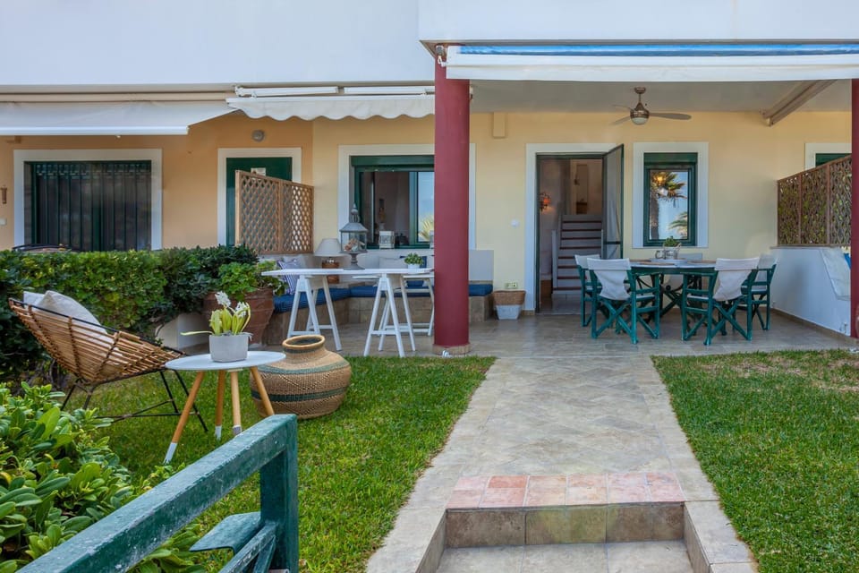 Facade/entrance, Garden, Seating area, Dining area