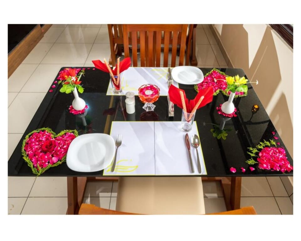 Restaurant/places to eat, Food and drinks, Dining area, Food, Breakfast, Buffet breakfast