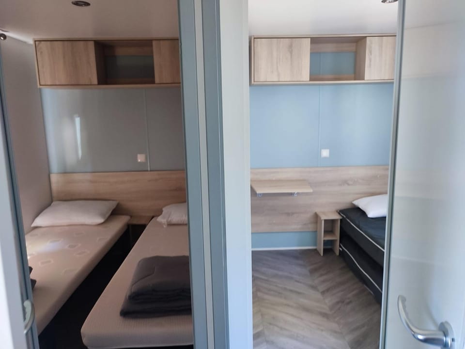 superbe mobil home 6/8 pers,clim, sans vis a vis dans camping 4* espace aquatique Campground/ 
RV Resort in Vias