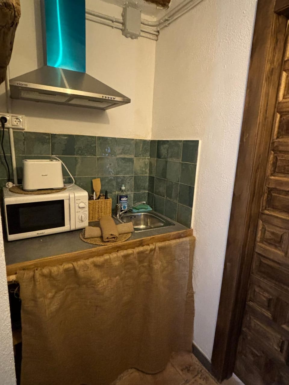 Kitchen or kitchenette, minibar, stove
