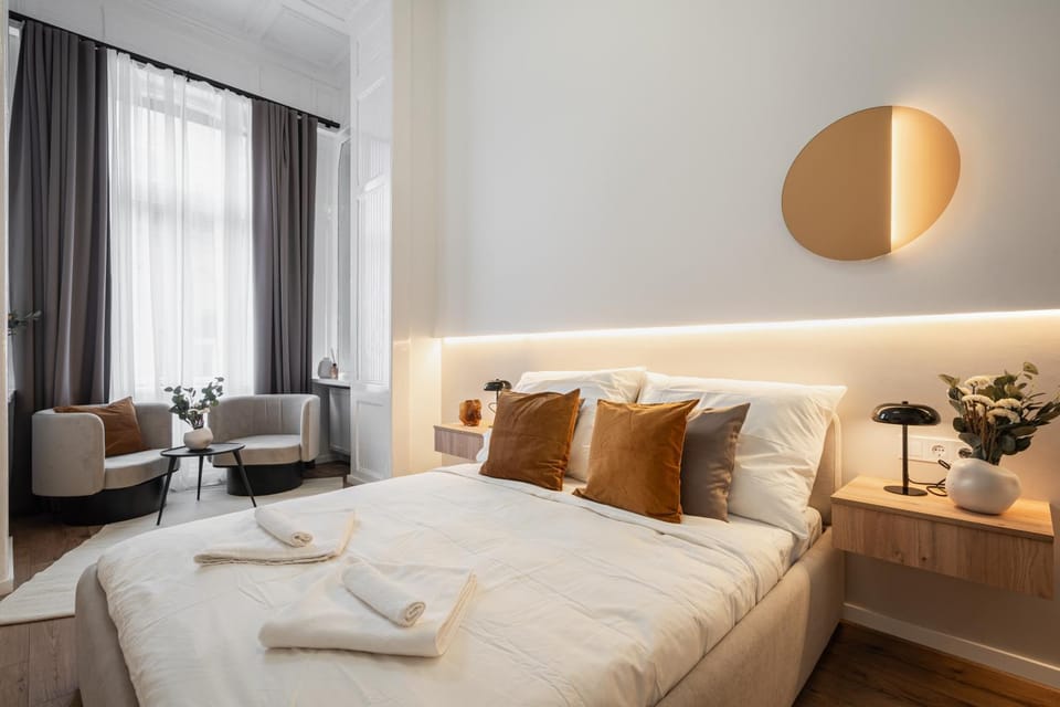 Bed, Seating area, Bedroom