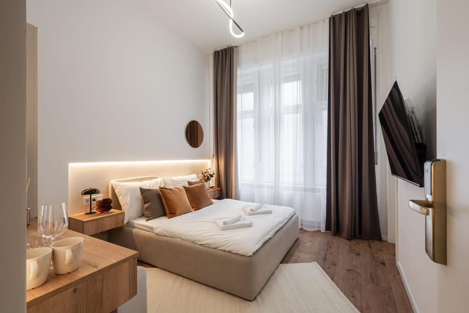 Bed, TV and multimedia, Bedroom, towels