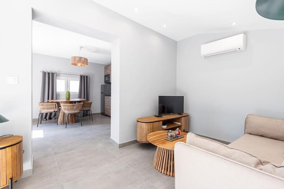 Communal lounge/ TV room, TV and multimedia, Living room, Seating area, air conditioner