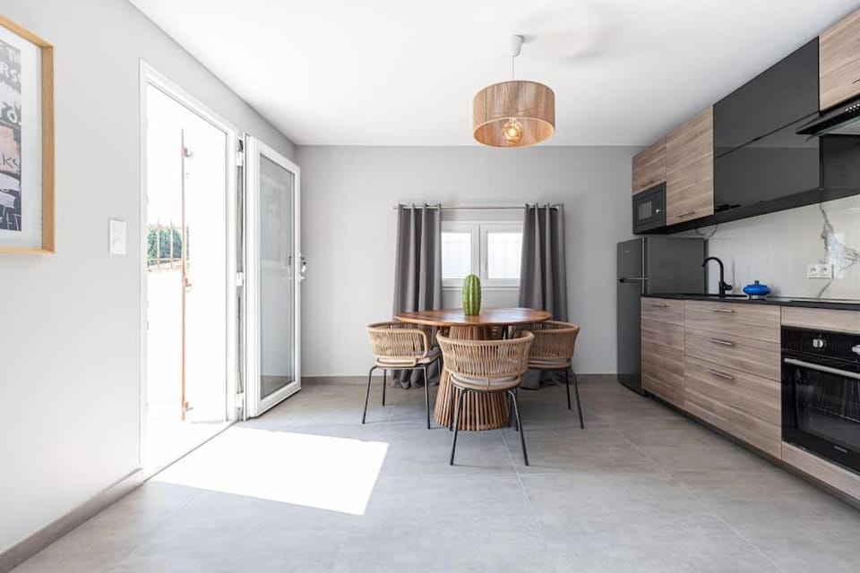 Kitchen or kitchenette, Dining area, minibar, pet friendly