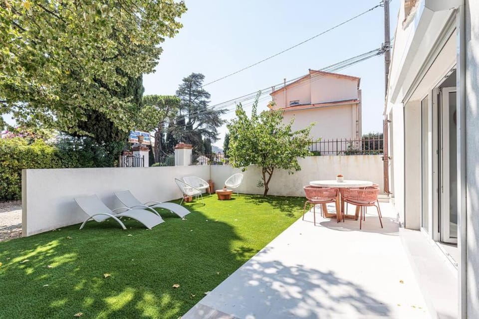 Property building, Patio, Day, Garden, Garden view