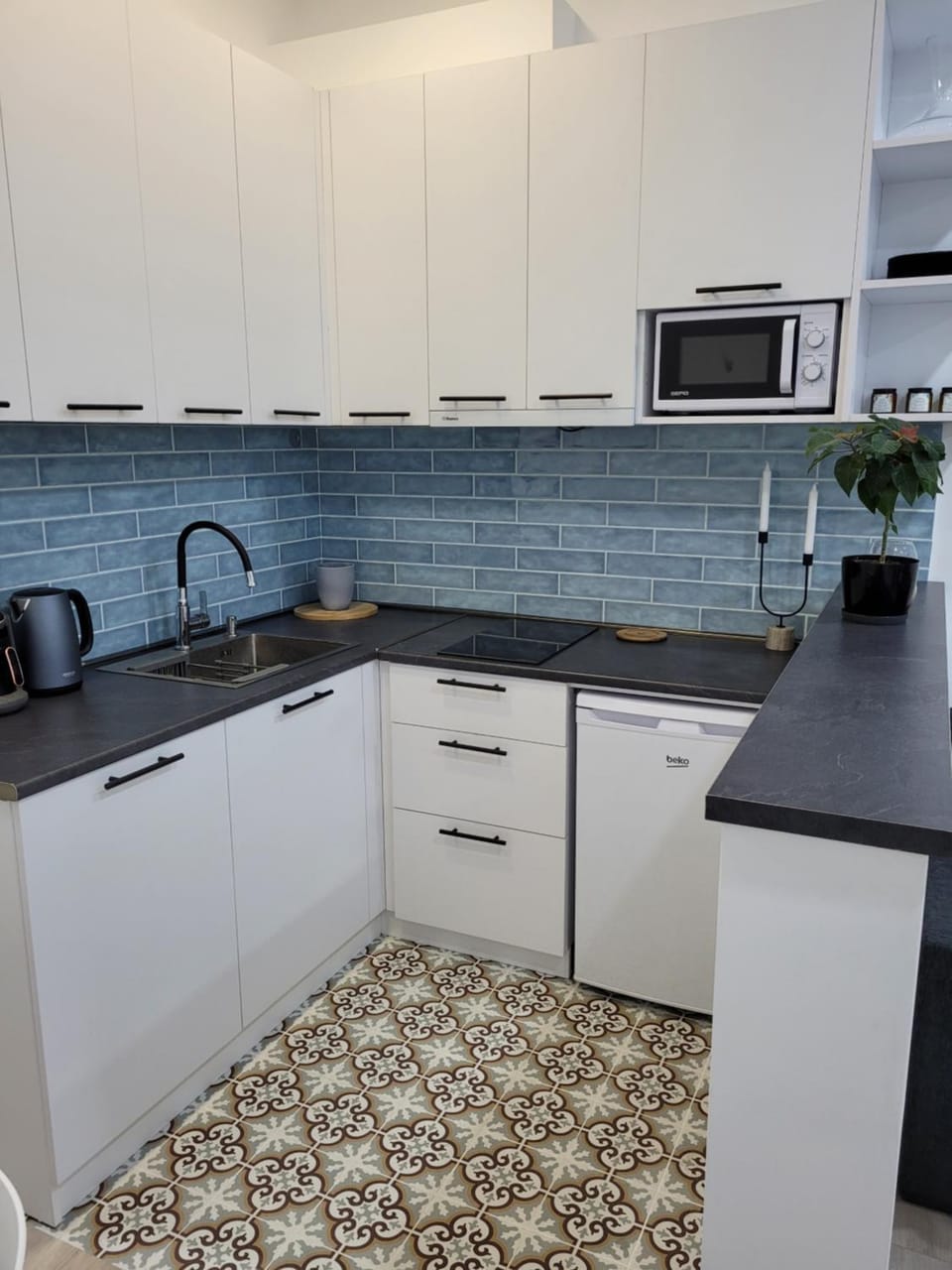 Kitchen or kitchenette, minibar