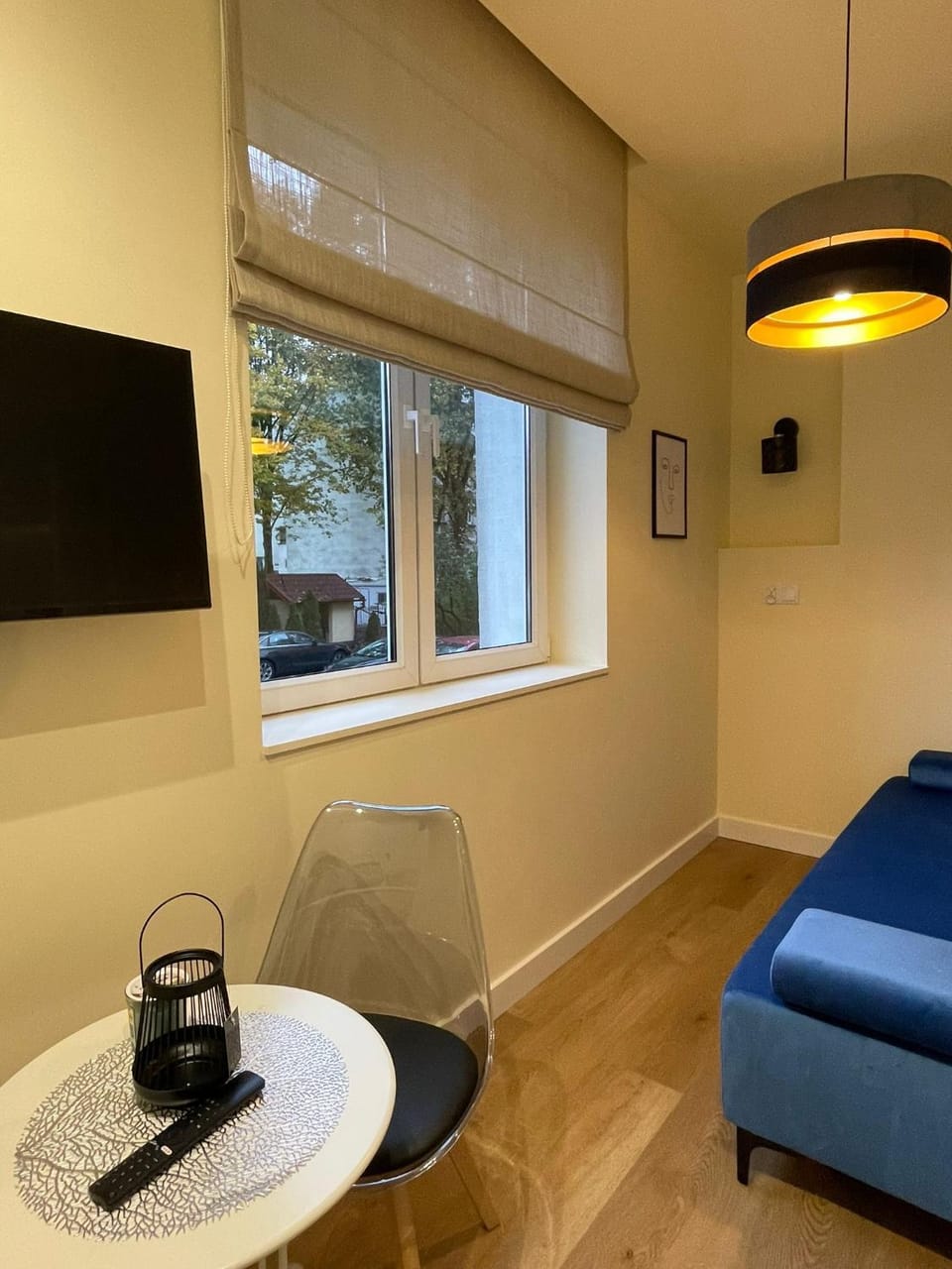 Bed, TV and multimedia, Seating area, Bedroom