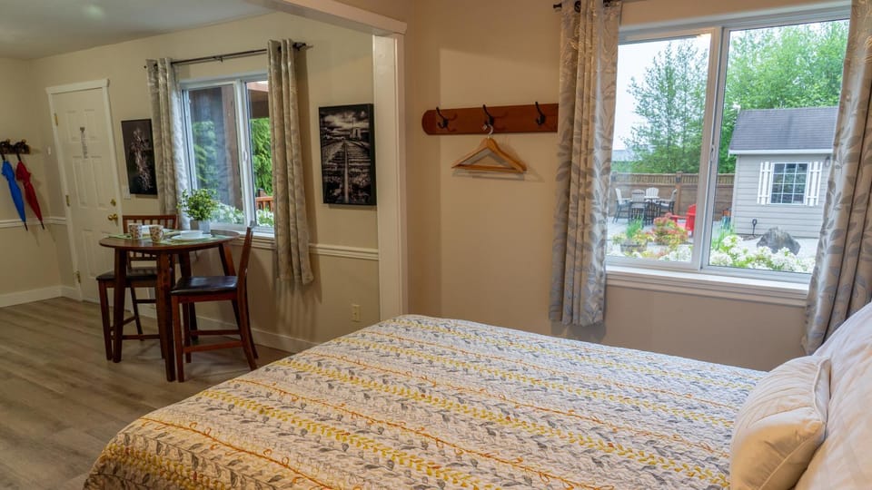Dining area, Bedroom