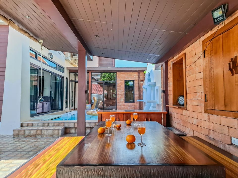 Patio, Day, Swimming pool