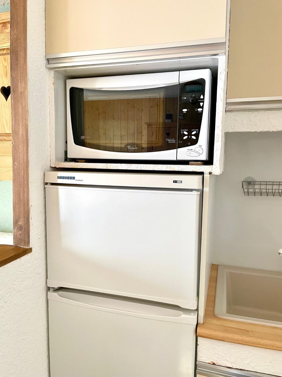 Kitchen or kitchenette, minibar