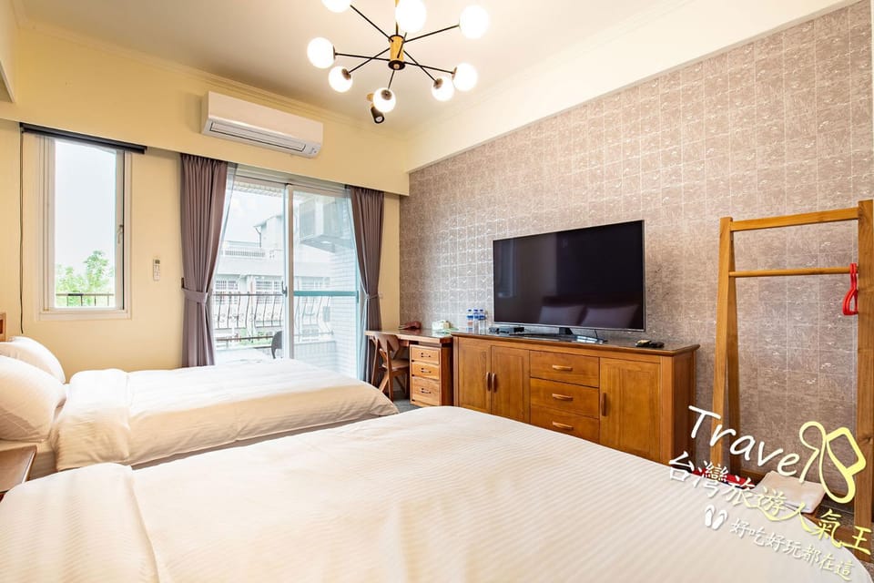 Communal lounge/ TV room, Bed, TV and multimedia, Photo of the whole room, Bedroom, air conditioner