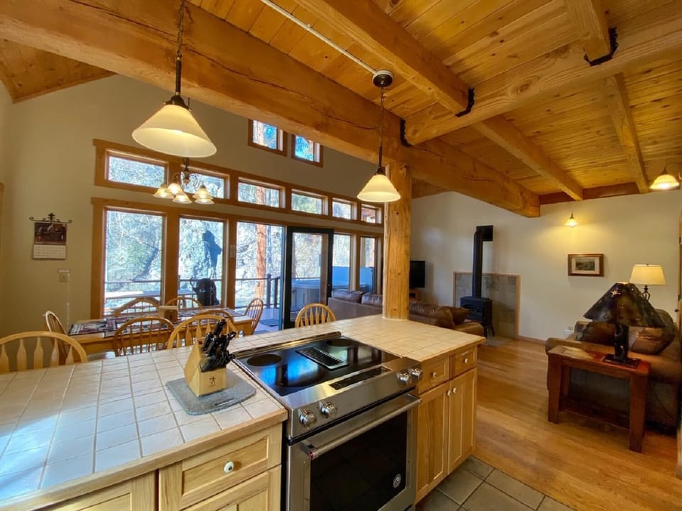 Hot Tub, Kitchen or kitchenette, Living room, Dining area