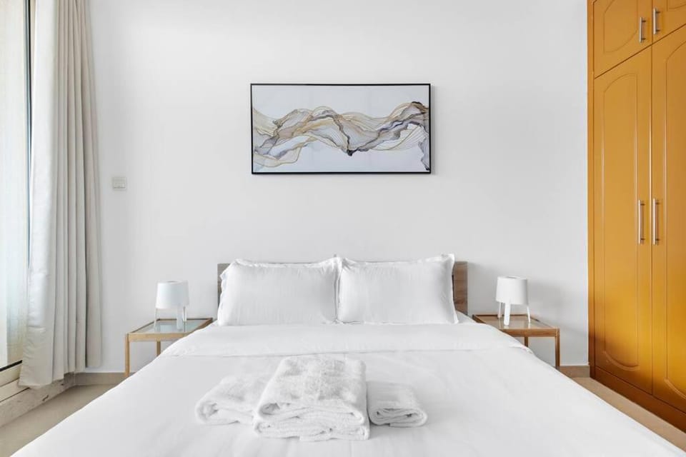 StoneTree - Furnished 1BR with Spacious Balcony Apartment in Dubai
