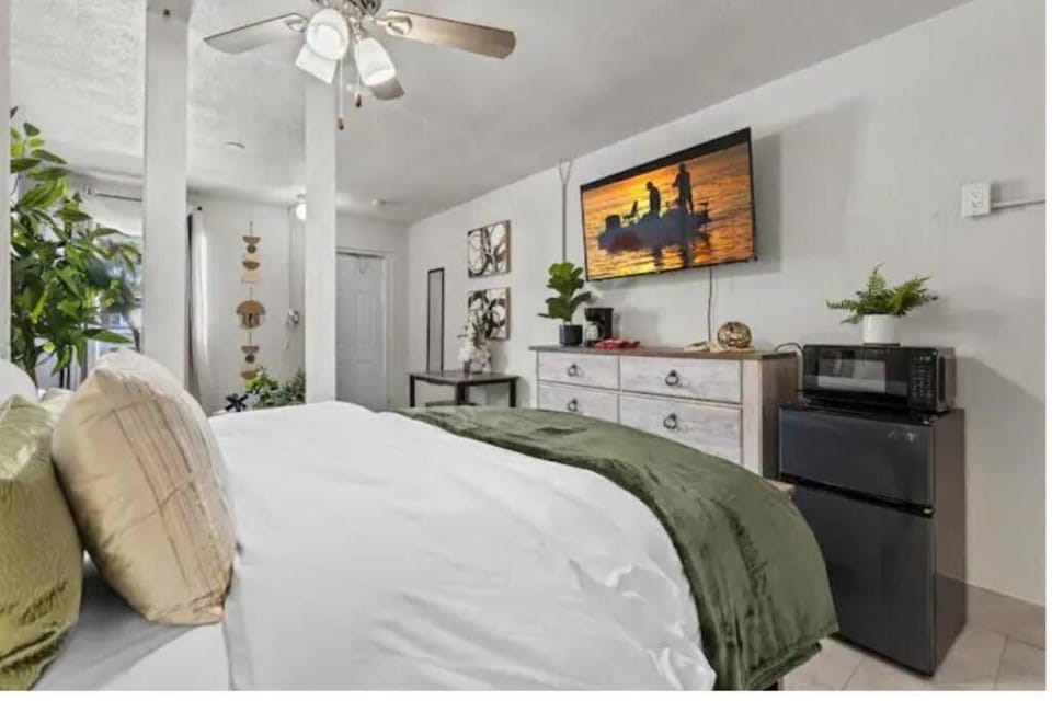 Inviting Oasis - Cozy, Spotless, and Comfortable Room Apartment in Lake Okeechobee