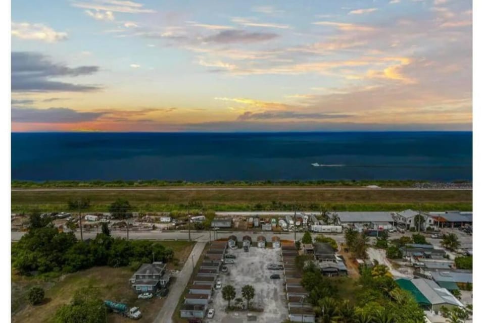 Inviting Oasis - Cozy, Spotless, and Comfortable Room Apartment in Lake Okeechobee