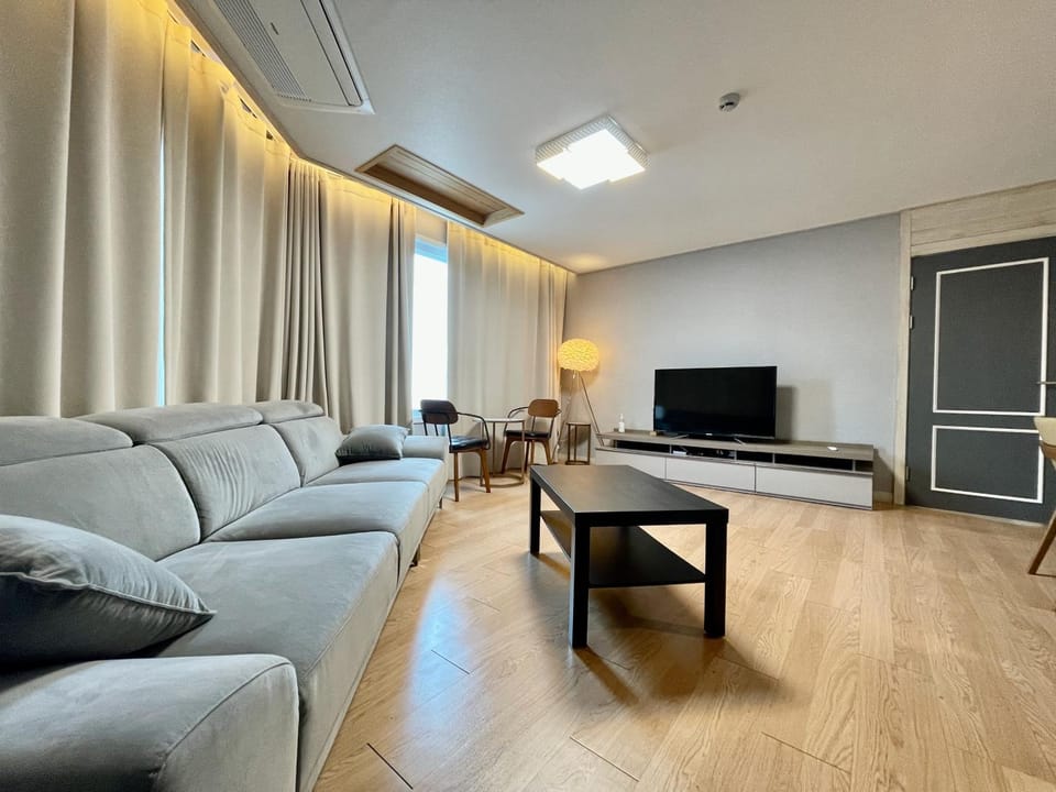 인천공항 게스트하우스 - 인천공항, 인스파이어 인근, 운서역에서 도보10분 Bed and Breakfast in Gyeonggi-do