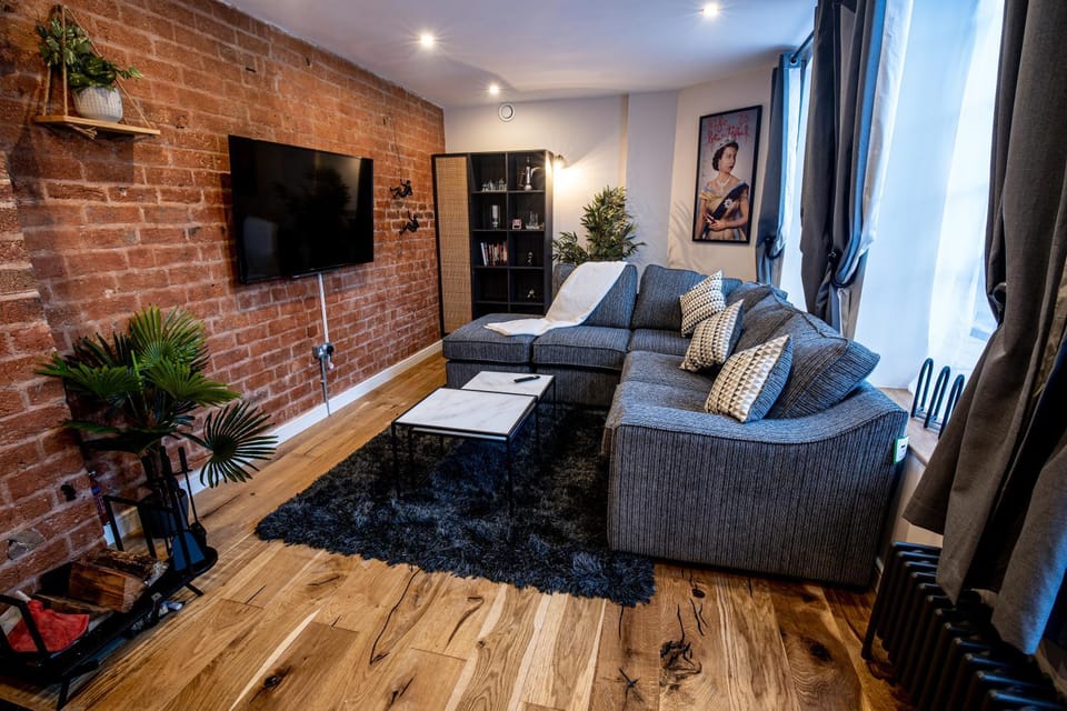 Communal lounge/ TV room, TV and multimedia, Living room, Seating area, Evening entertainment