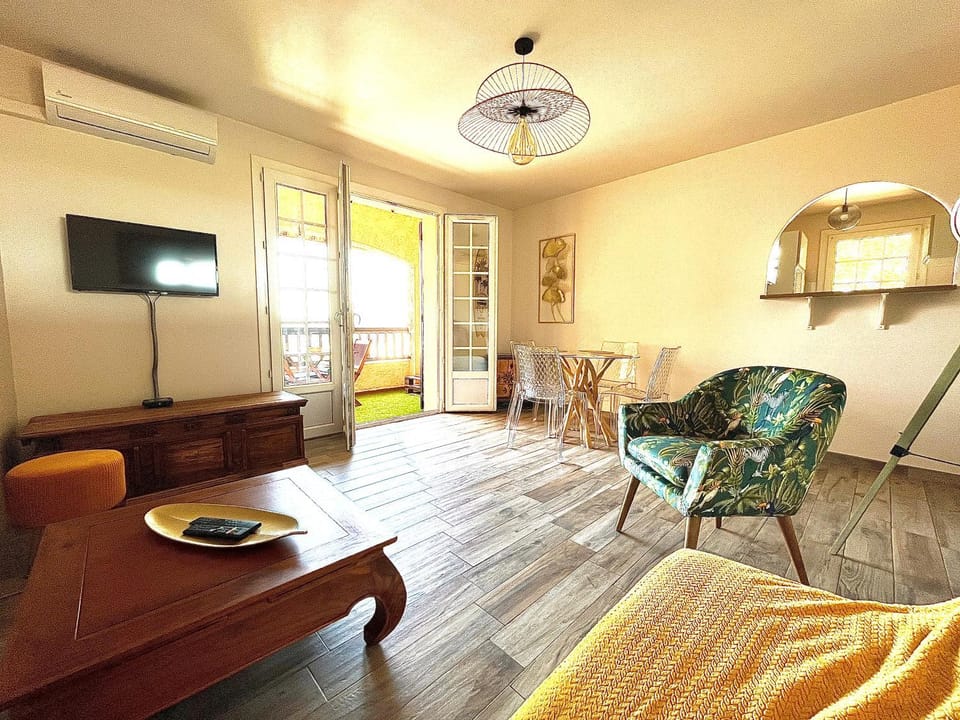 Six fours les lones T2 42m2 vue mer Apartment in Sanary-sur-Mer