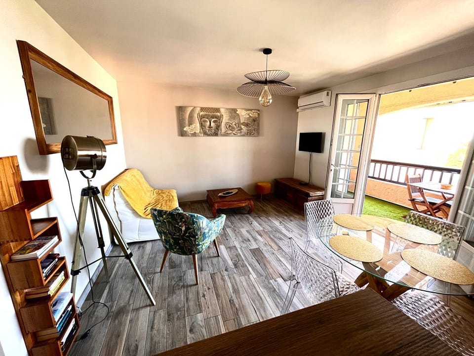 Six fours les lones T2 42m2 vue mer Apartment in Sanary-sur-Mer
