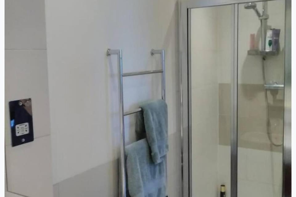 2 Bed - Sleeps 4 - Private Patio - Kensington Apartment in City of Westminster