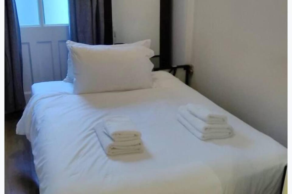2 Bed - Sleeps 4 - Private Patio - Kensington Apartment in City of Westminster