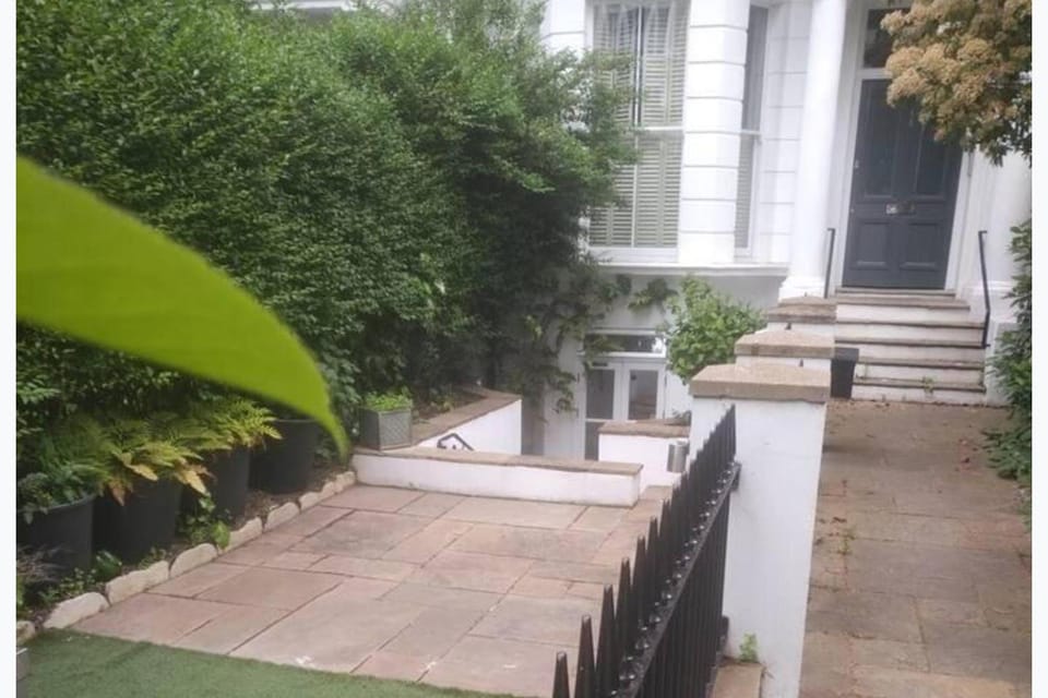 2 Bed - Sleeps 4 - Private Patio - Kensington Apartment in City of Westminster