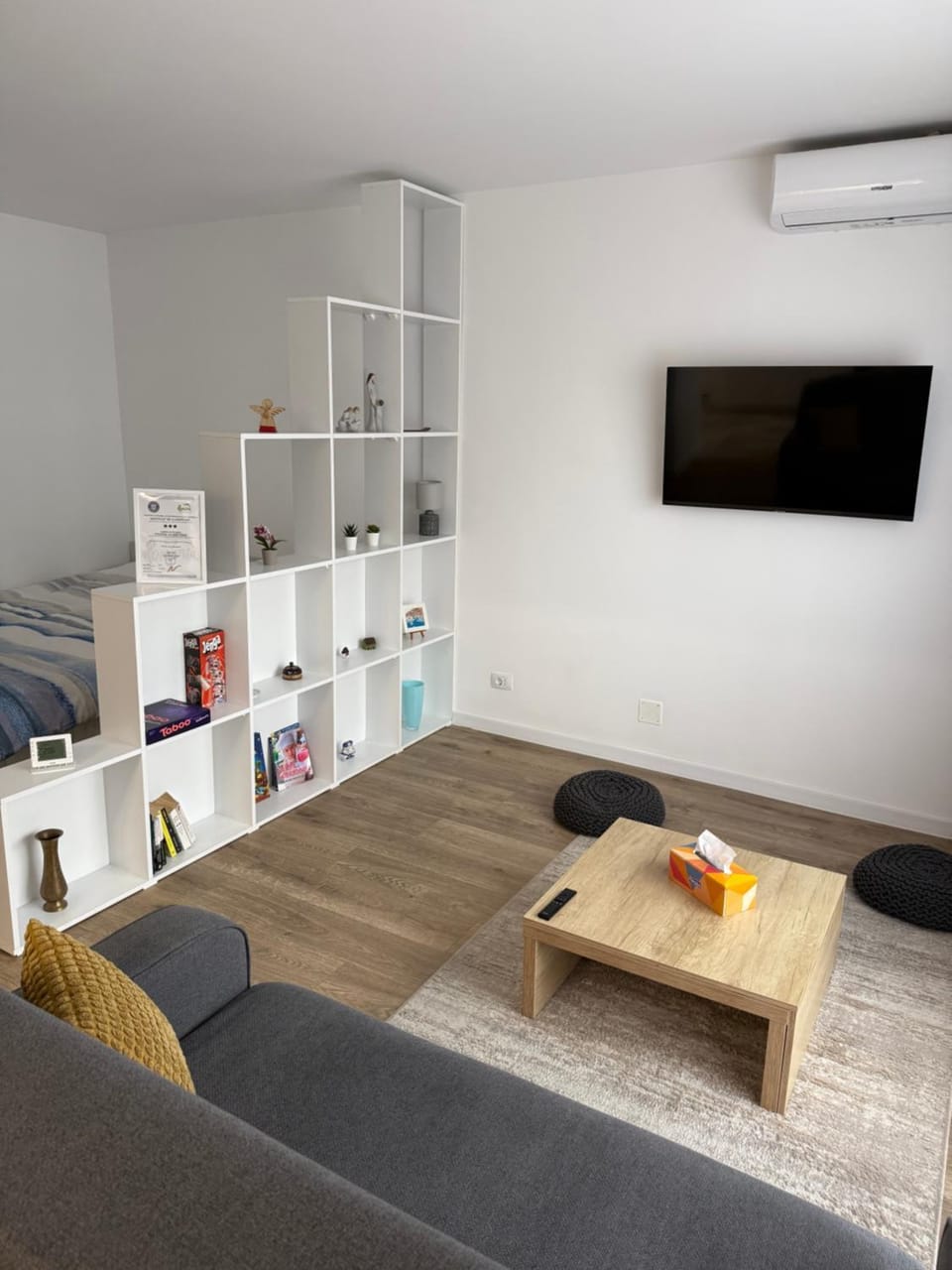 Library, TV and multimedia, Living room, Seating area, air conditioner