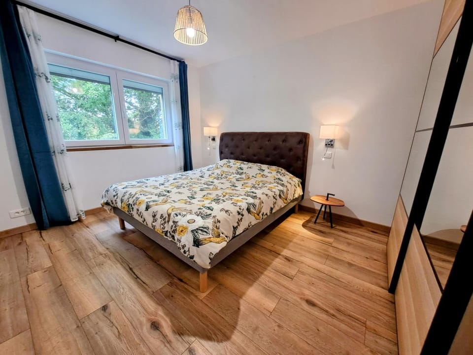 Photo of the whole room, Bedroom