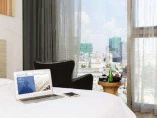Bedroom, City view