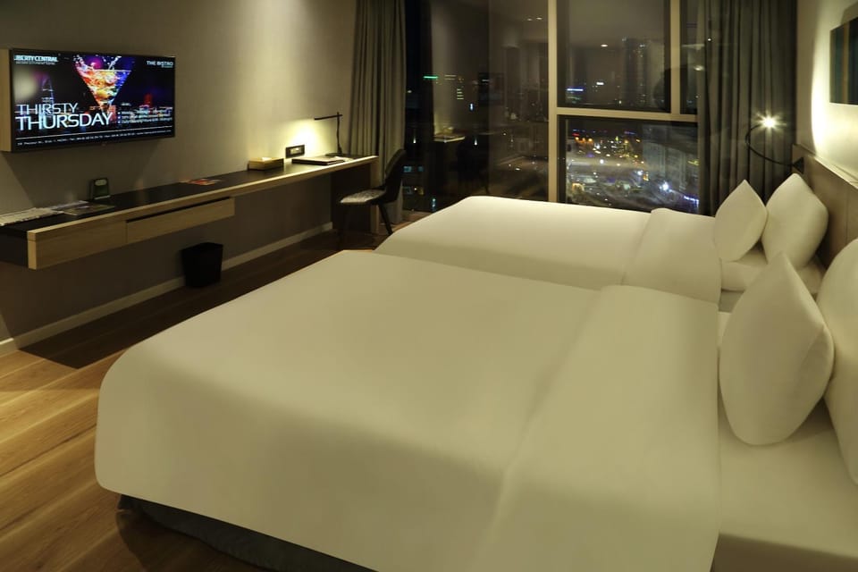 Bedroom, City view