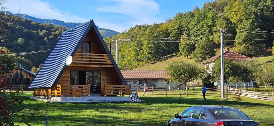 Property building, Neighbourhood, Natural landscape, Mountain view, Parking