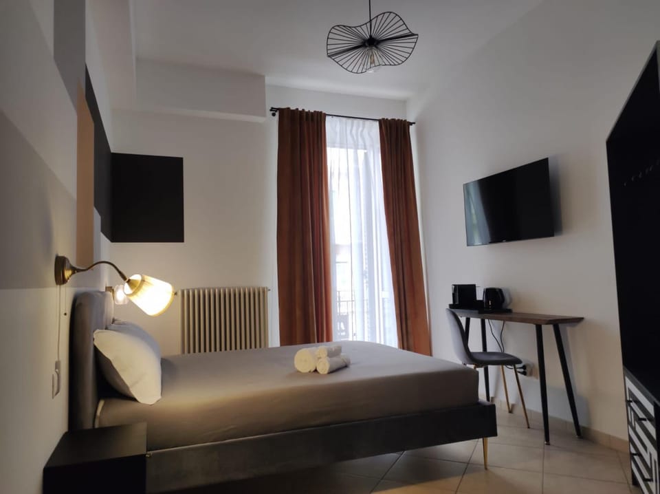 Bed, TV and multimedia, Coffee/tea facilities, Balcony/Terrace, Photo of the whole room, Bedroom, hair dresser, wardrobe