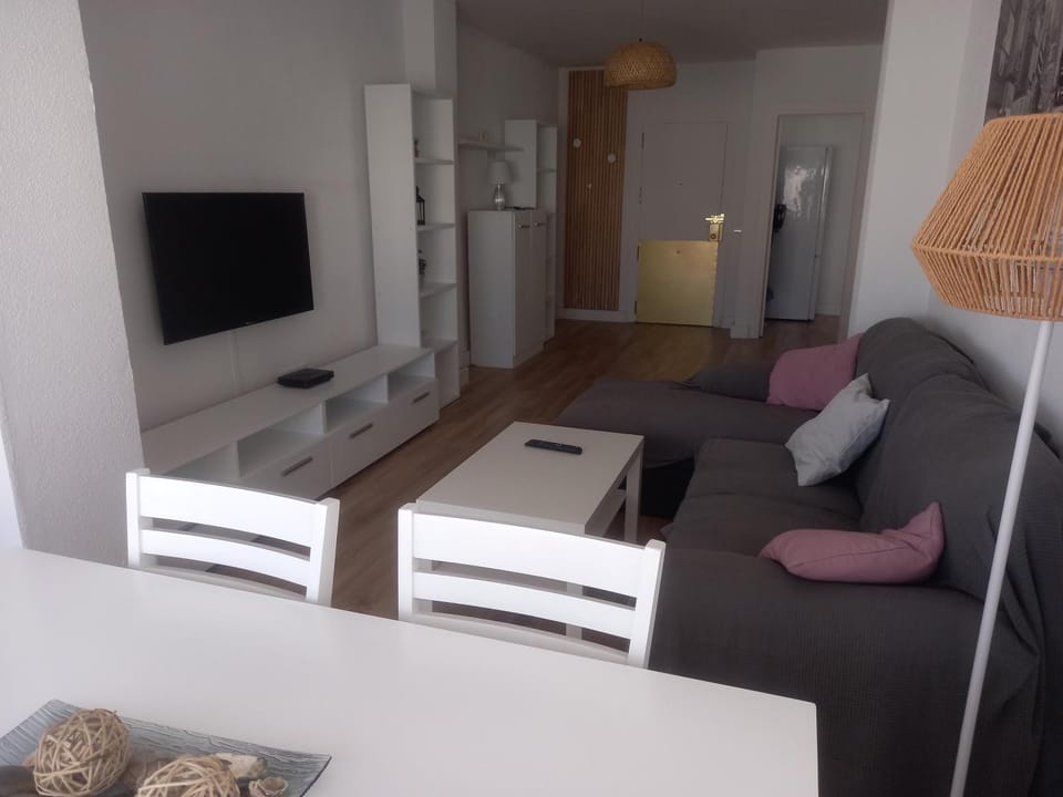 Communal lounge/ TV room, Living room, Seating area, Dining area, internet