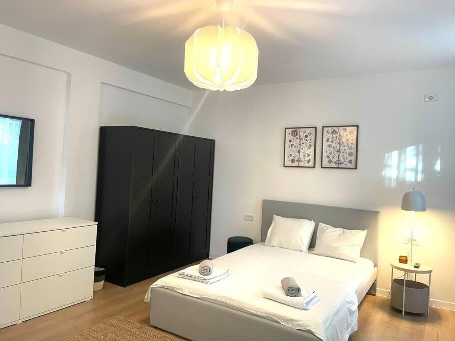 Bed, Bedroom, towels