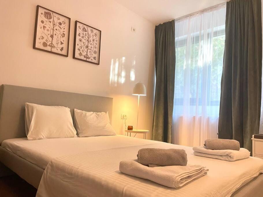 Bed, Bedroom, towels
