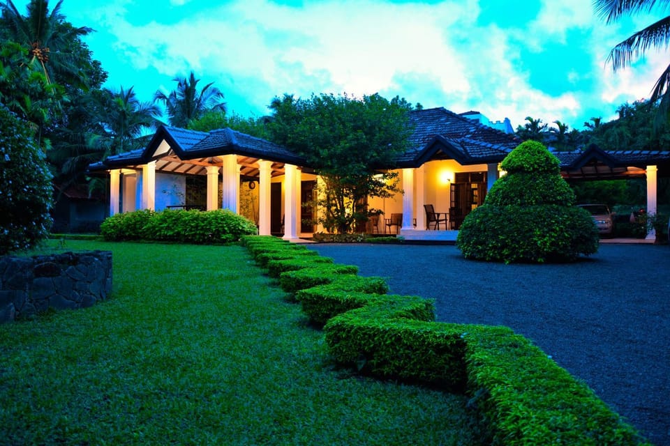 Property building, Facade/entrance, Garden, Decorative detail