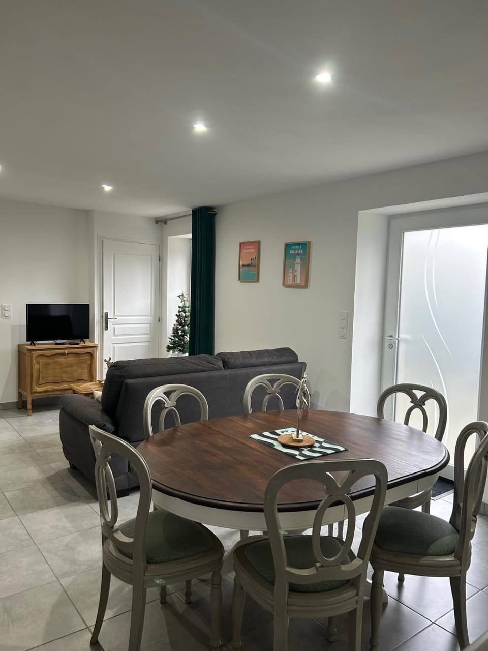 TV and multimedia, Kitchen or kitchenette, Living room, Seating area, Dining area